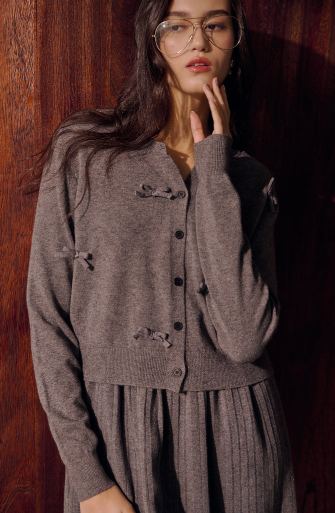 Bow-kissed knit set in Grey/White