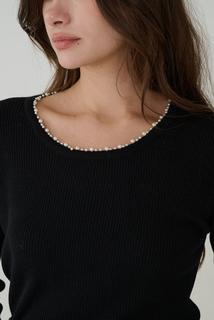Pearl-Collar Knit Top Long Sleeves in Black