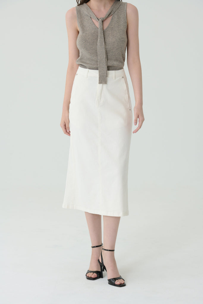 Clear cut skirt in white