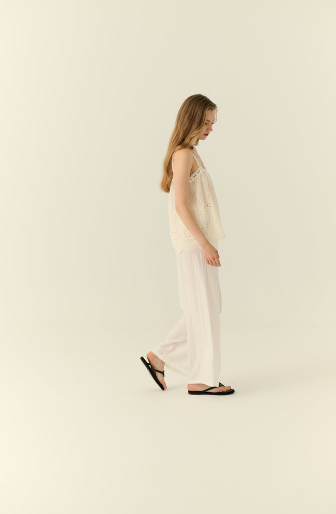 Embroidered cotton top in white
